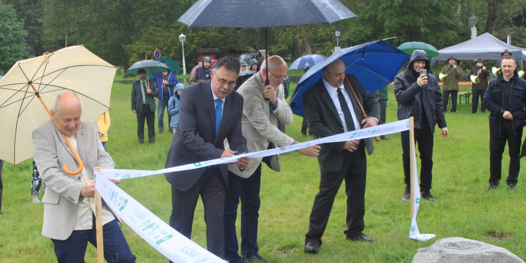 Slavnostní přestřižení pásky při odhalení památného kamene a stromu Jana Schlossara na Kladské.