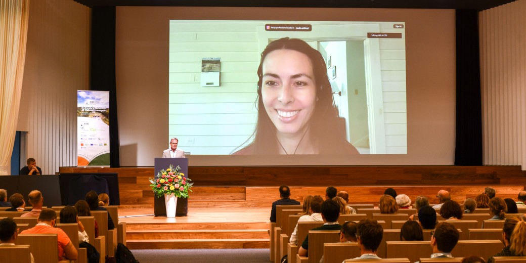 Pohled do plného sálu posluchárny na projekci konference IENE 2024.