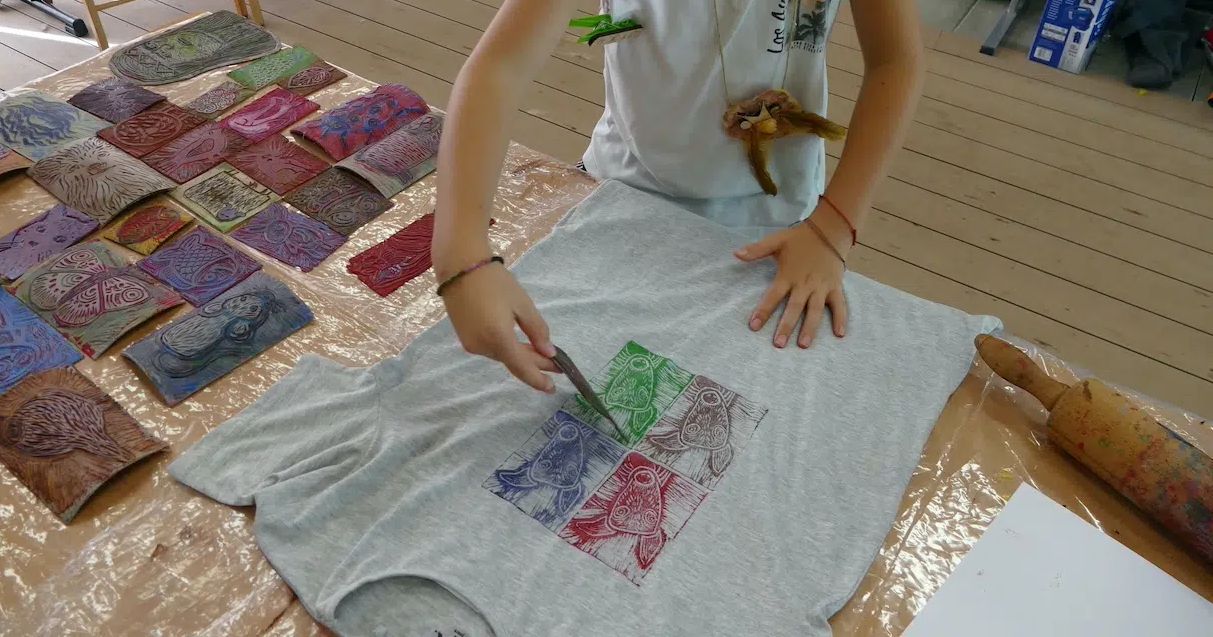 Linoryt a tisk na tričko. Ilustrační foto. 