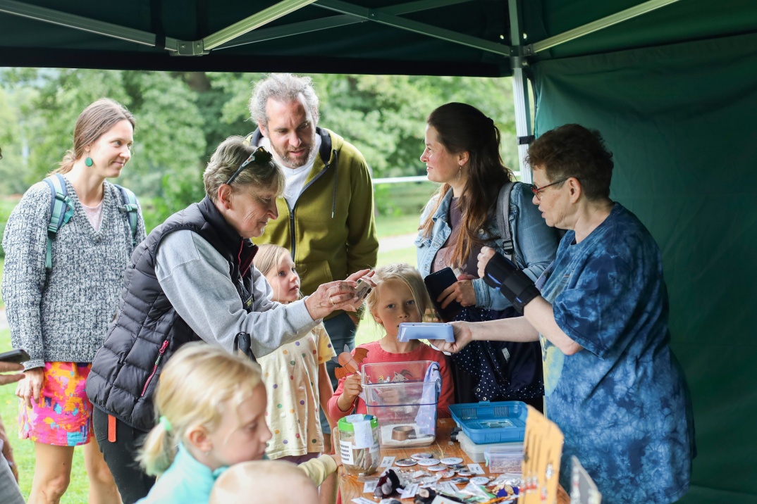 stánek s hendikepovanými netopýry