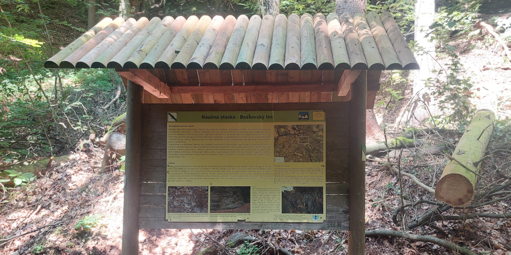Opravená stříška stojanu naučné stezky Beškovský les.