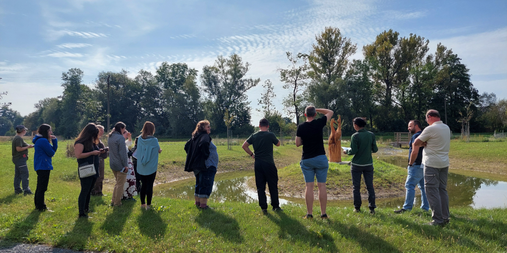 Účastníci semináře u nově vybudovaného mokřadu v Malém Újezdu.