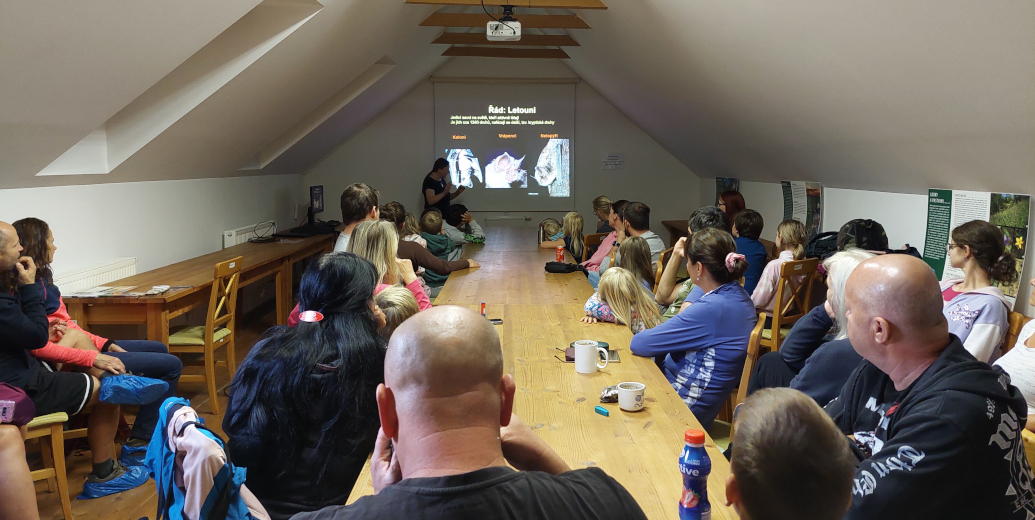 Účastnící Netopýří noci sledují přednášku.