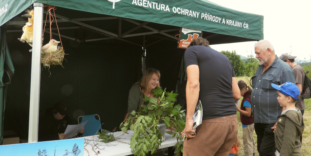 Návštěvníci u propagačního stánku v rámci akce Den se stráží přírody.