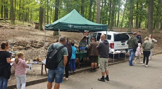 Propagační stánek na akce Den otevřených lesů v oboře Vřísek.