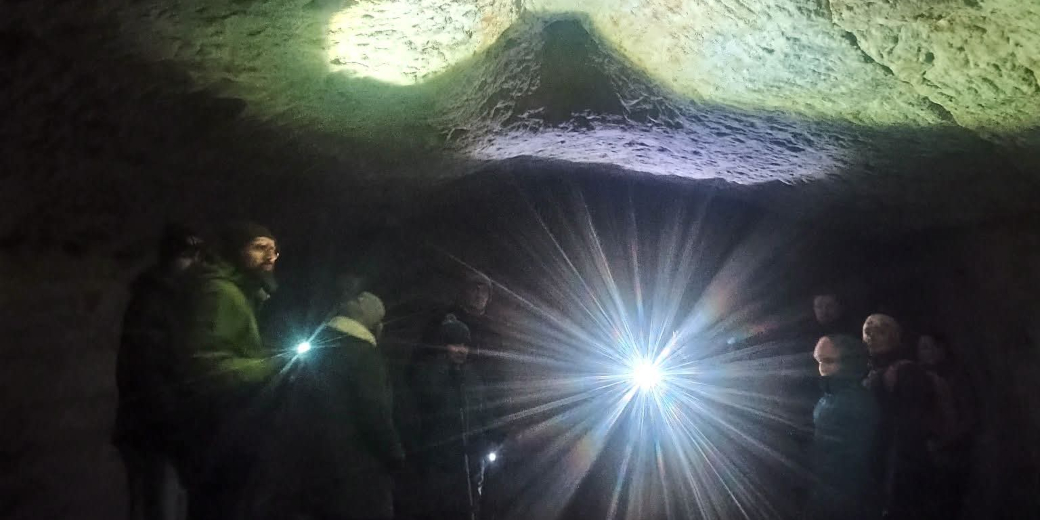 Za vrápenci se účastníci vydali vybaveni baterkami.