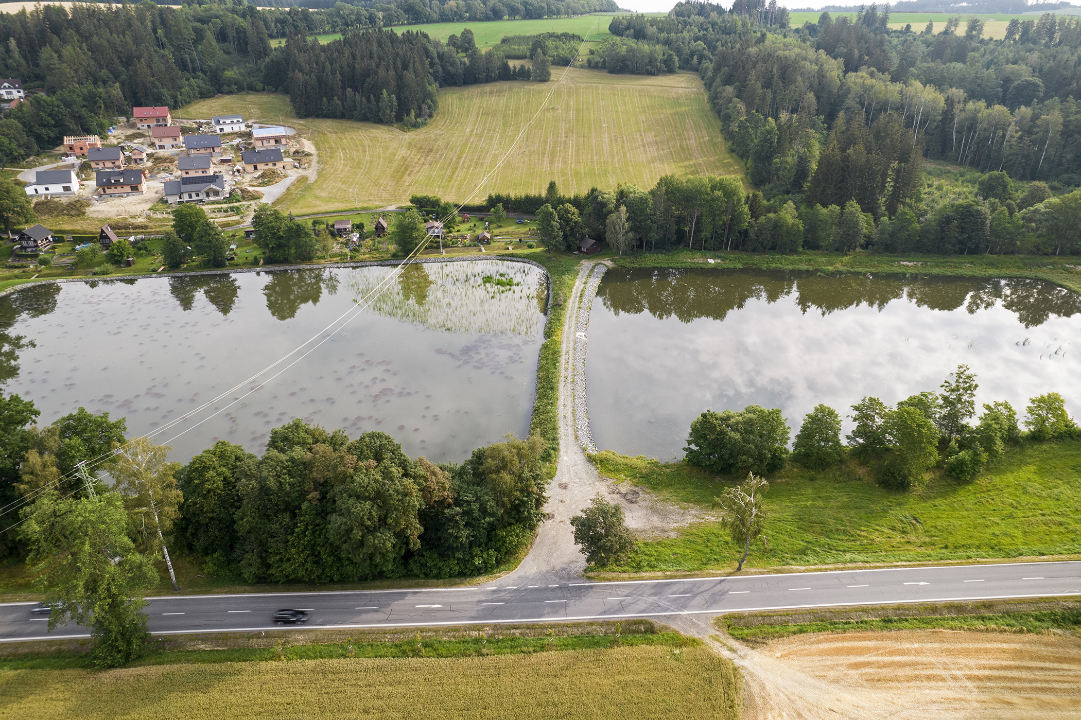 Pohled z dronu na revitalizované nádrže